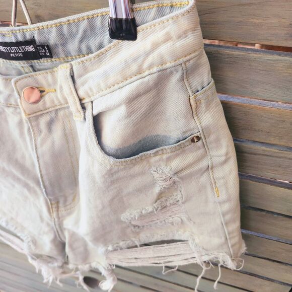 Pretty Little Thing high rise denim short - size 2 - Picture 4 of 7